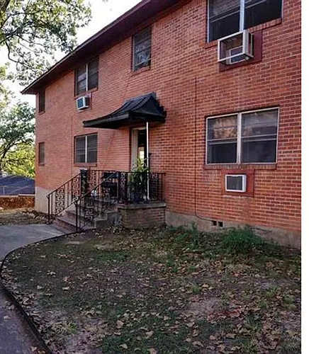 105 W 42nd Pl Photo 1