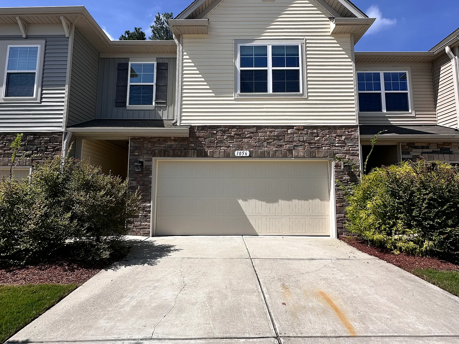 3 bed, 2.5 bath, 2113 sqft, $2,200 — Photo 2
