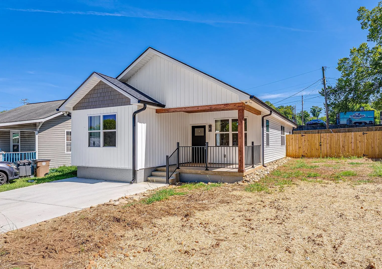 818 W Anderson Ave — Photo 2