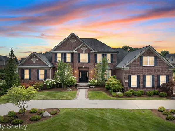 3765 N Century Oak Cir, Oakland, MI 48363