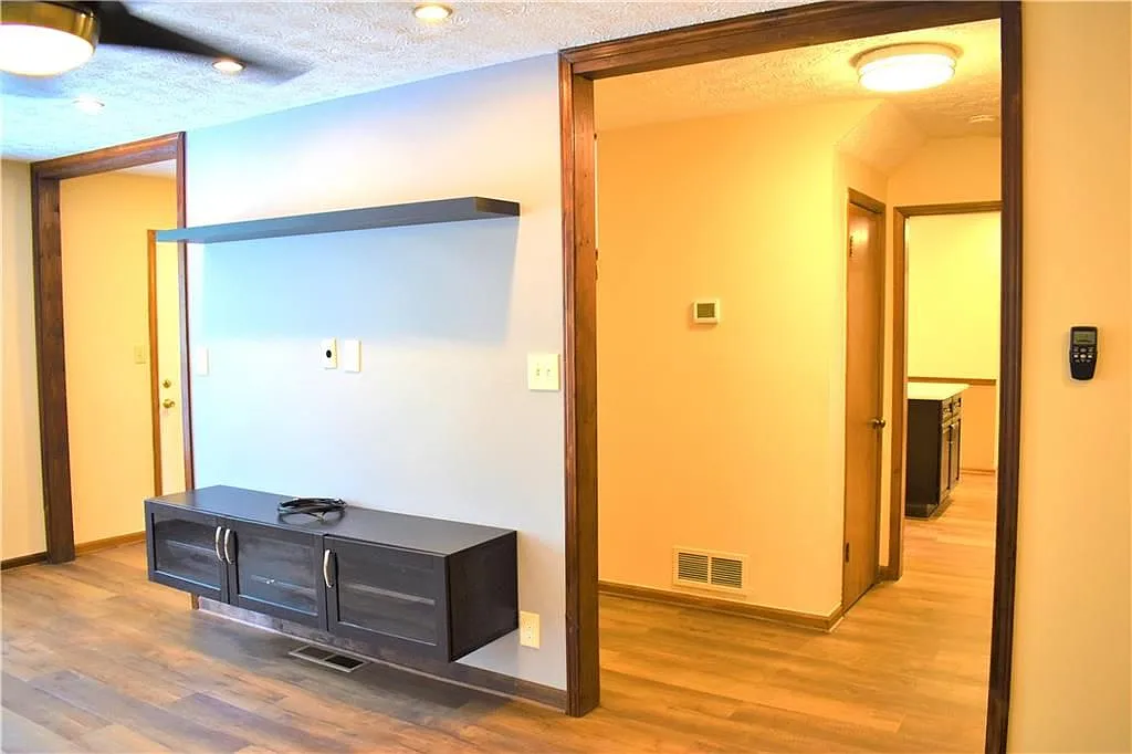 3 bed, 3.0 bath, 1536 sqft, $2,300 — Photo 3