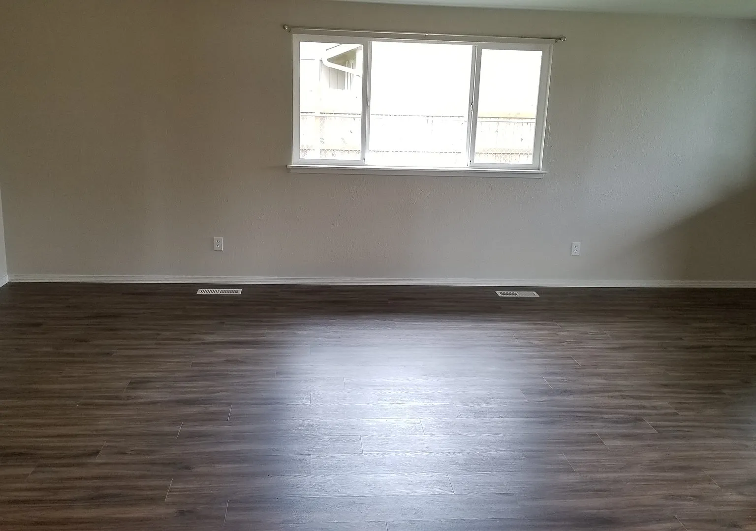 Pet Friendly 3 Bedroom Home w/Garage — Photo 2