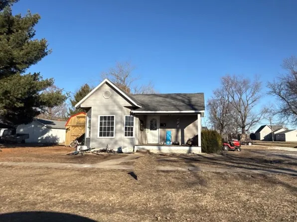 906 College St, Greenfield, IL 62044