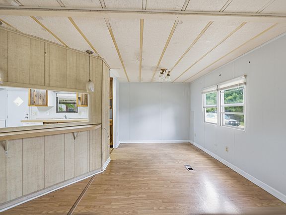 3rd image of 619 Sirius Dr