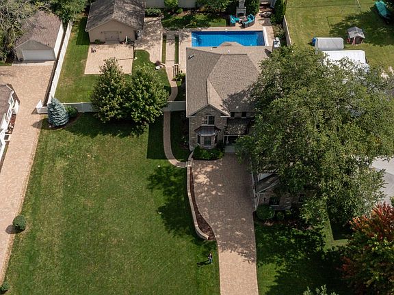 3rd image of 19 Westend Ave