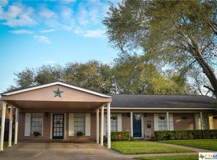 706 Gardenia Ln, Victoria, TX 77904