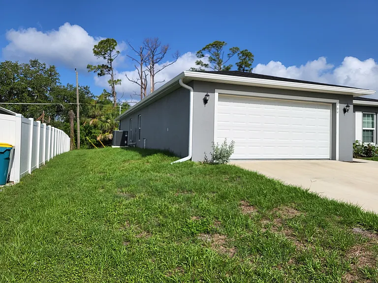860 Phyllis St — Photo 3