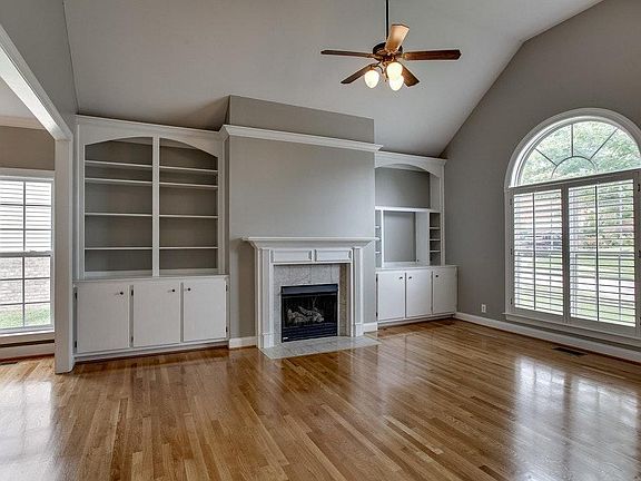 Living Room w/Vaulted Ceilings