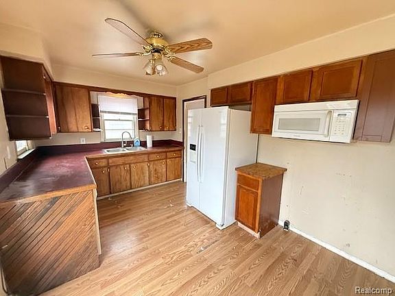 5th image of 2251 Howe Rd