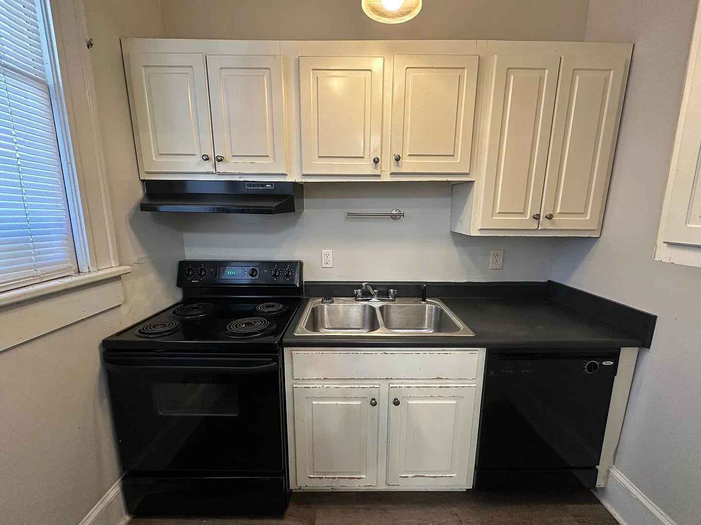 946 Magnolia St — Photo 3
