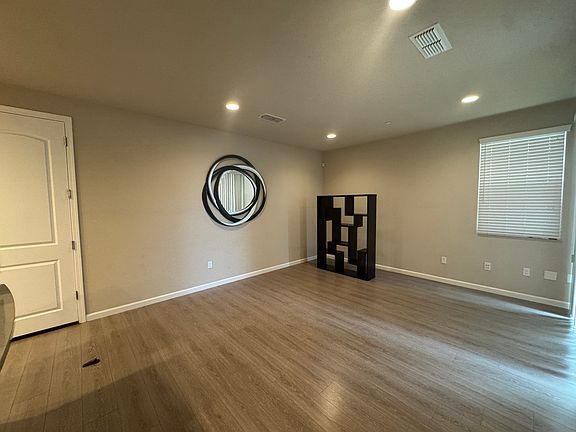 3rd image of 532 Aspen Pl
