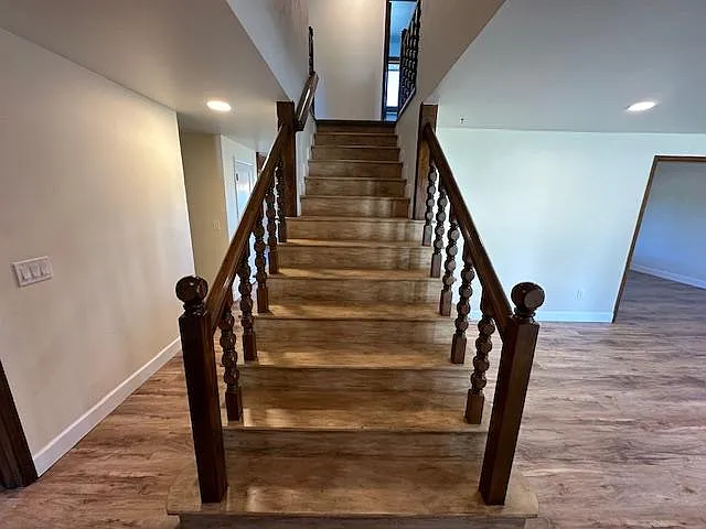 stairwell to upper level