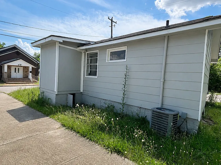 401 Carver Dr — Photo 2