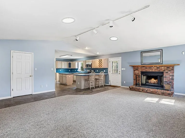 105 Goldfinch Ln — Photo 4