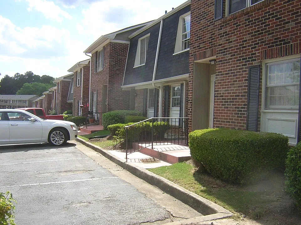 Quite townhouse complex.