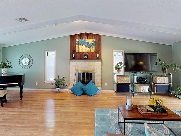 4th image of 1616 Pecan St