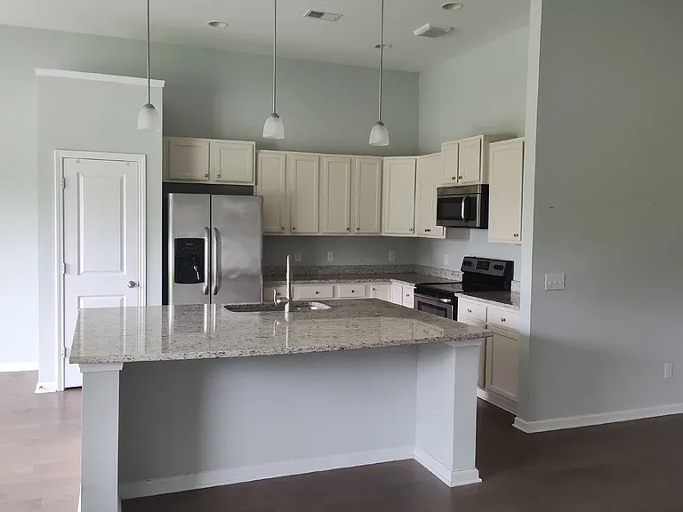 107 Westover Dr — Photo 2
