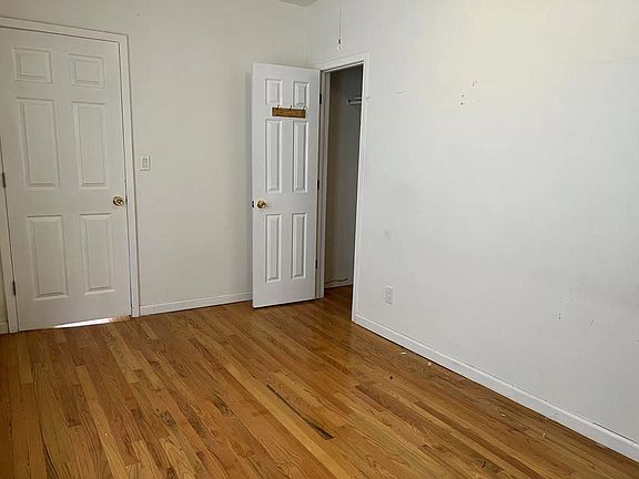3rd image of 16011 72nd Ave Floor 1