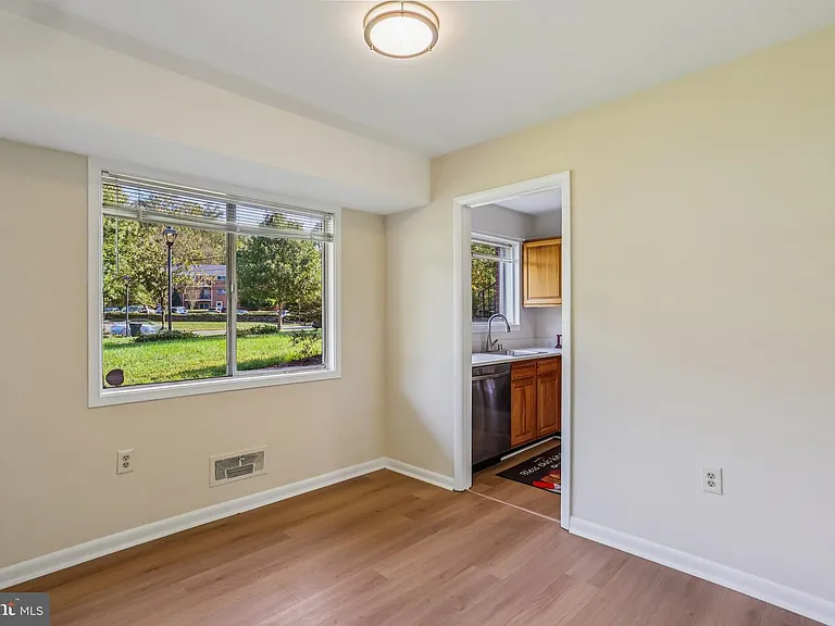 10601 Weymouth St #4 — Photo 7