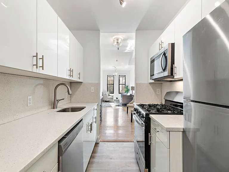 228 Montgomery St #4 — Photo 7