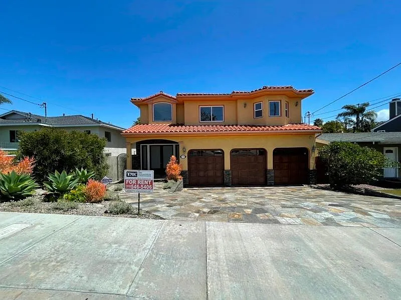 1120 Steinhart Ave