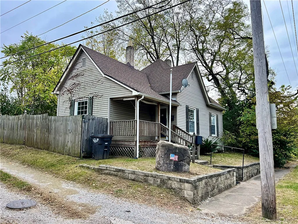 305 Park St photo 1