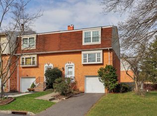 2 Featherbed Ct, Lawrence Township, NJ