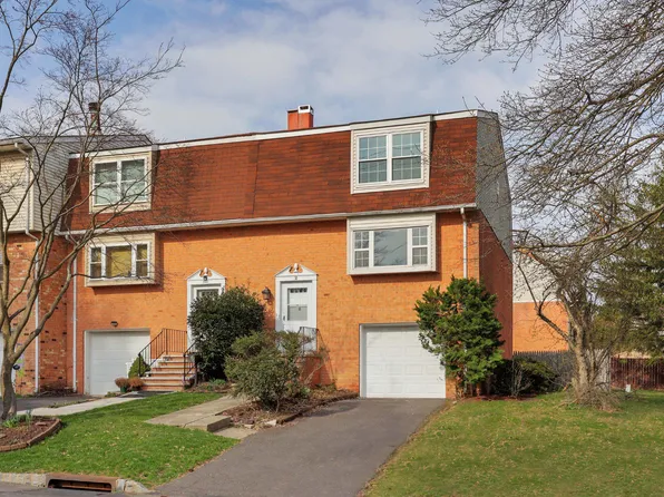 2 Featherbed Ct, Lawrence Township, NJ 08648