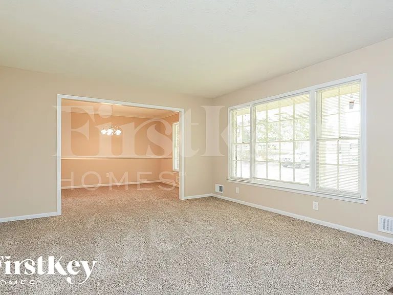 1348 Yates Ave — Photo 3