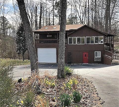 3rd image of 525 View Point Rd