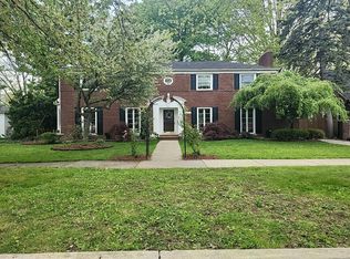 1889 Stanhope St, Grosse Pointe Woods, MI 48236