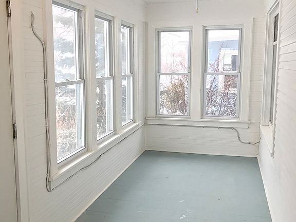 2nd image of 2526 Buchanan St NE