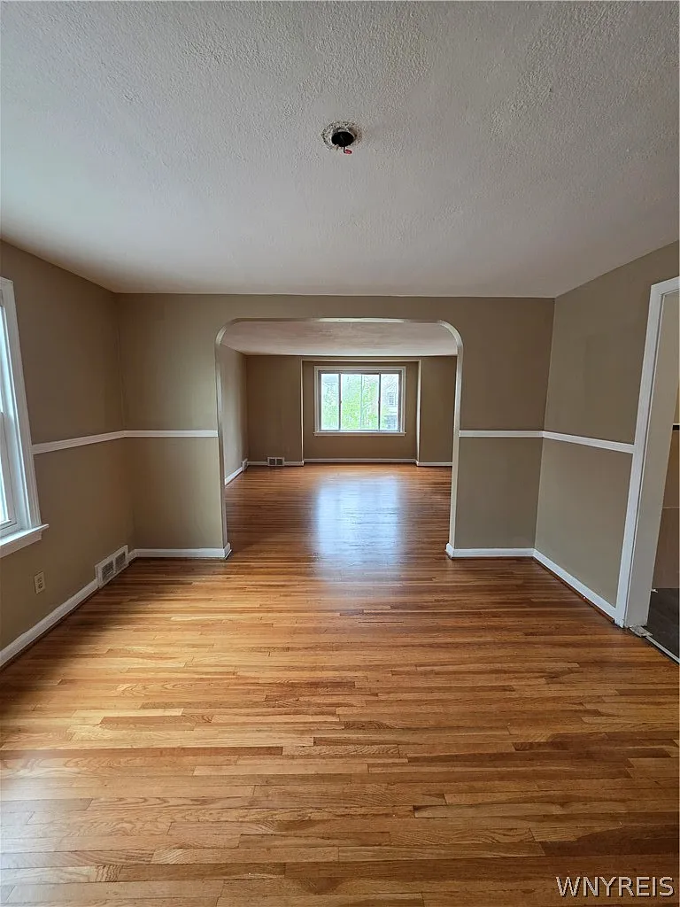 3 bed, 1.0 bath, 2586 sqft, $1,800 — Photo 2