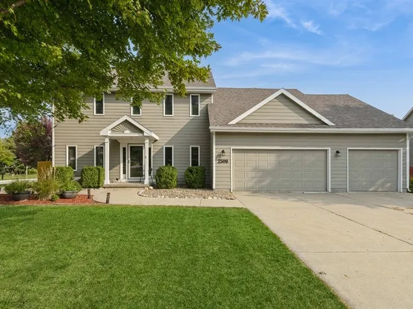 2509 Country Side Cir, West Des Moines, IA 50265