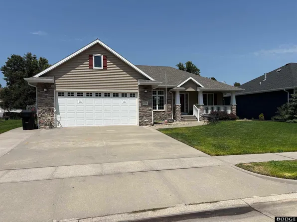 2432 Heritage Ln, Fremont, NE 68025