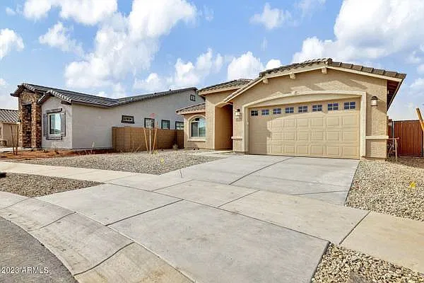 4 bed, 2490 sqft, $2,300 — Photo 2