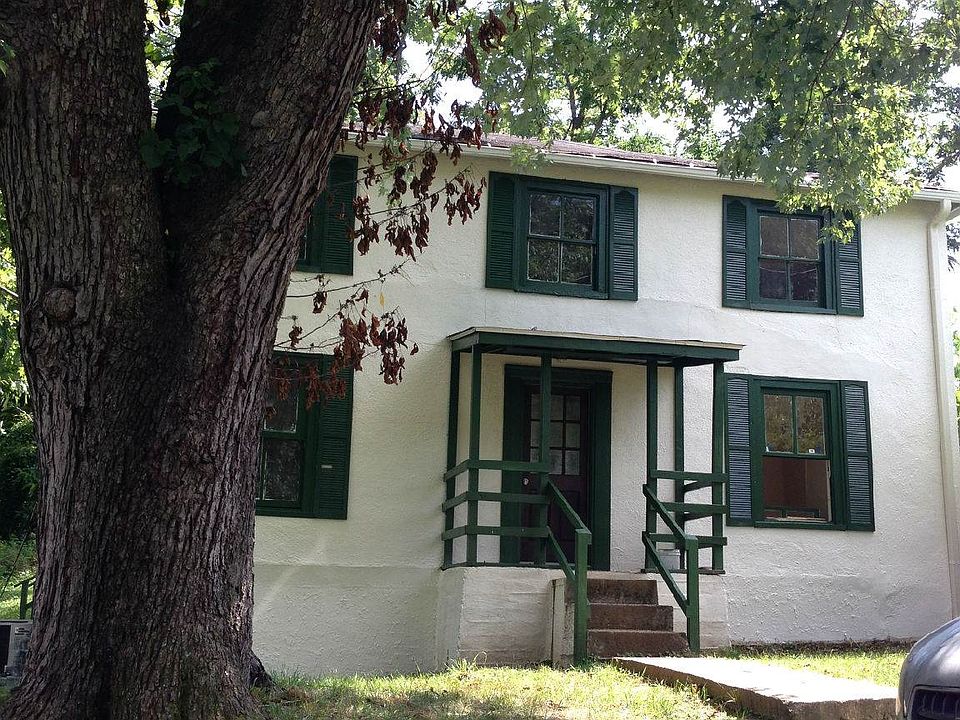 711 Elm St Apt B - First Floor with Patio