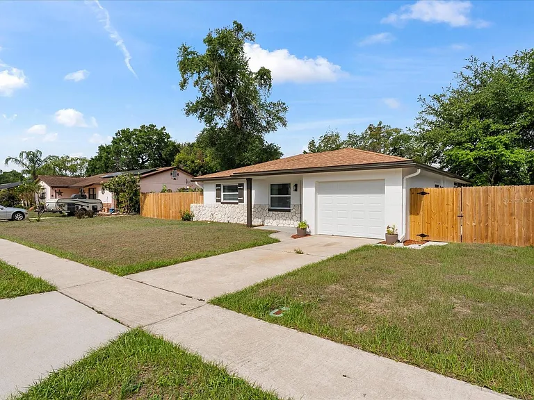 871 Darwin Dr — Photo 2
