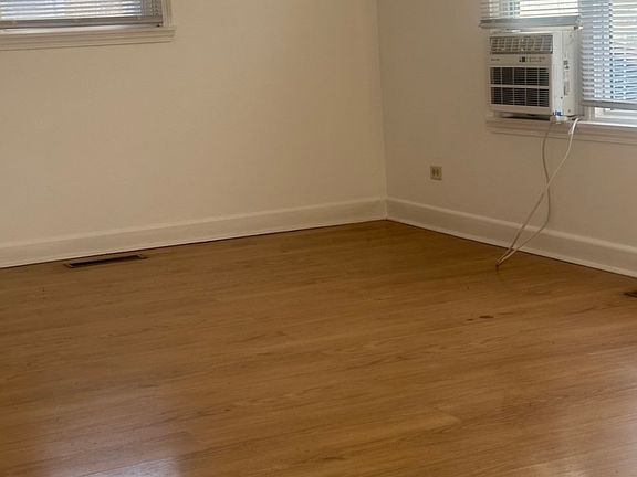 4th image of 411 Huron St