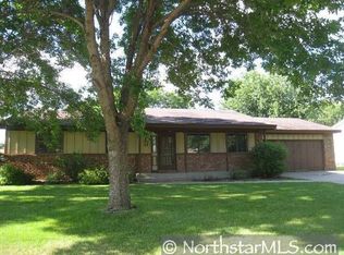 671 Hennes Ave, Shakopee, MN 55379