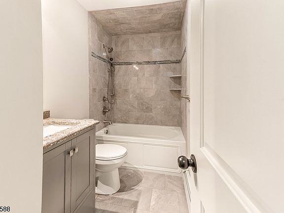 5th image of 20 Louis Dr