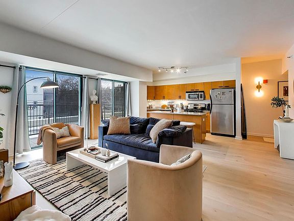 3rd image of 4848 N Sheridan Rd APT 203