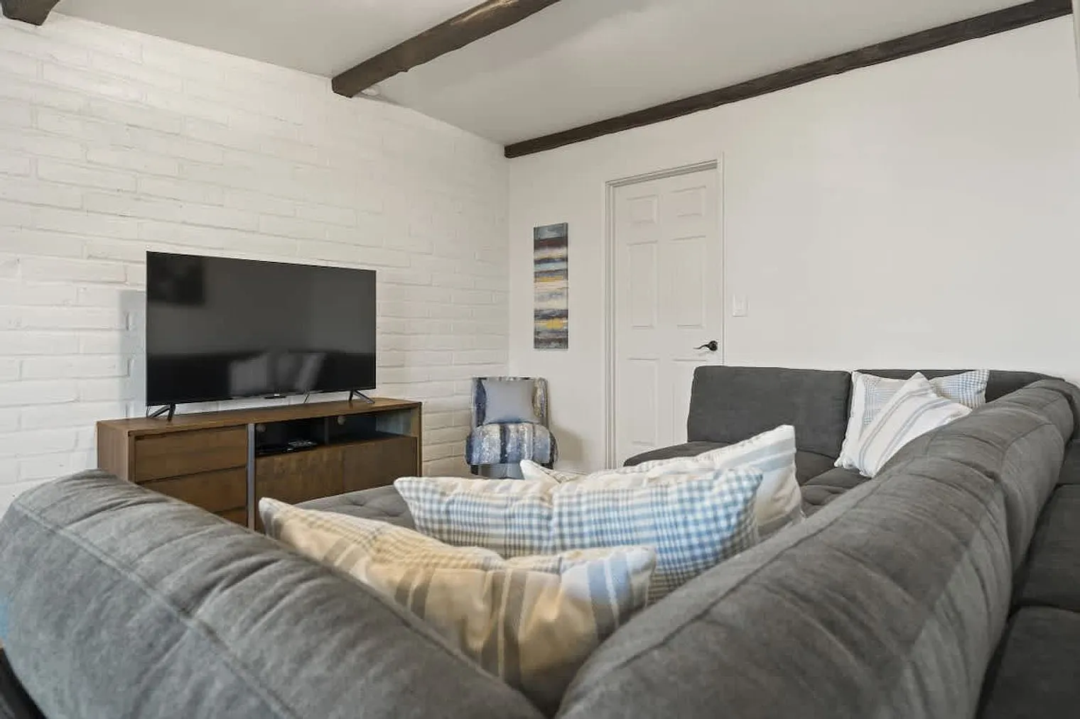 5 bed, 4.0 bath, 2464 sqft, $8,997 — Photo 3