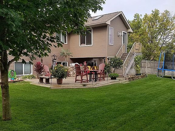 2nd image of 2565 S Park Pl