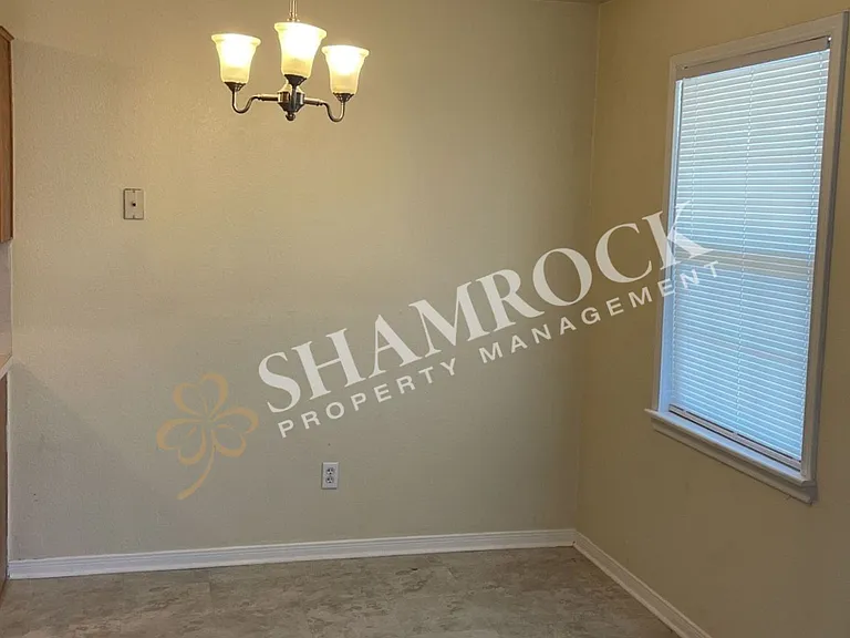 2320 Breezy Dr — Photo 3