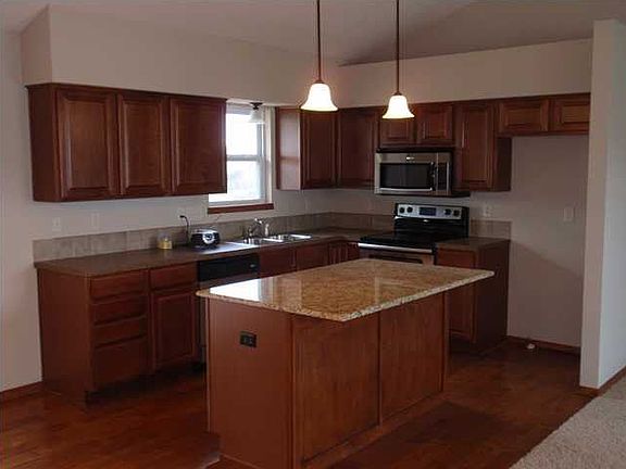2nd image of 2413 N Woodridge Cir