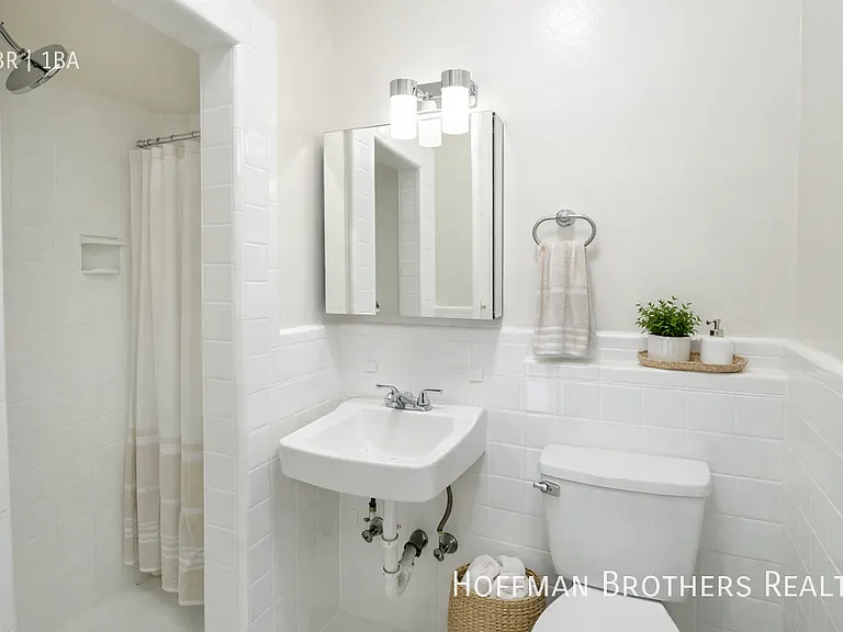 654 S Dunsmuir Ave #203 — Photo 2