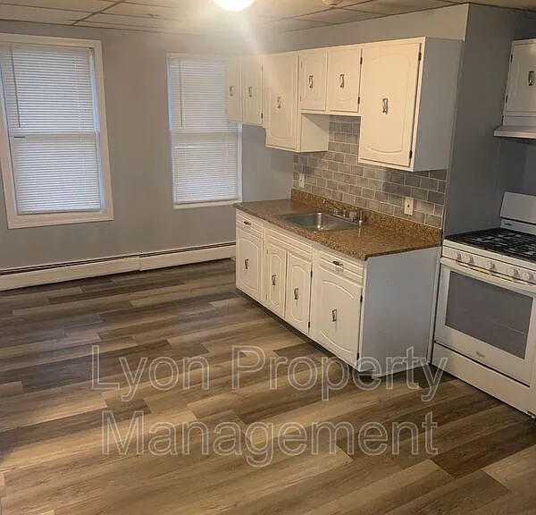 15 Phoenix St #5 — Photo 2