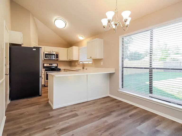 5014 Meadow Crest St — Photo 5