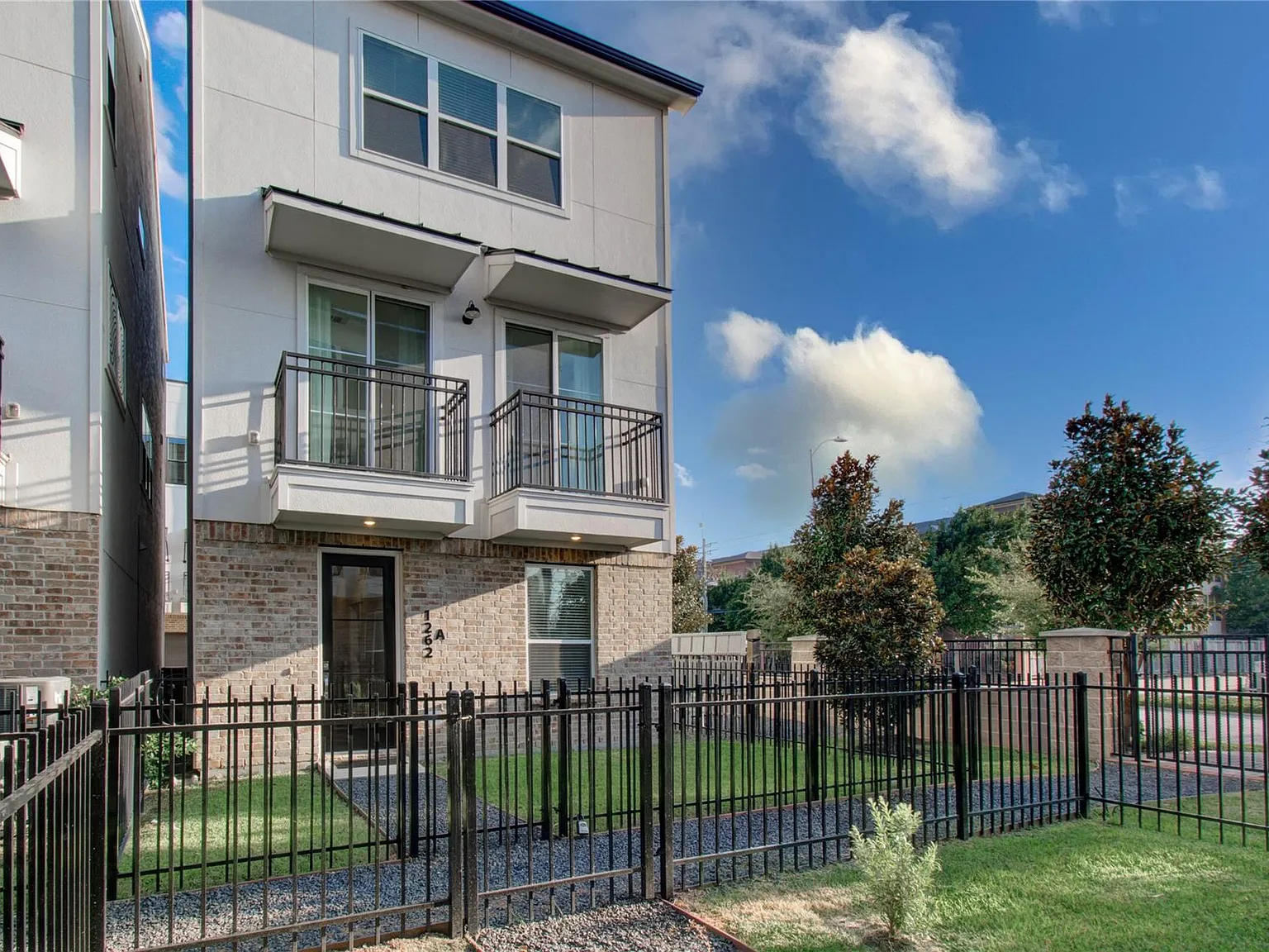 3 bed, 3.5 bath, 2100 sqft, $3,500 — Photo 3